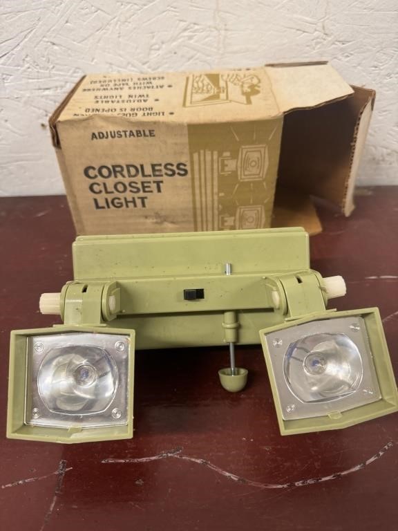 1967 Cordless Closet Light