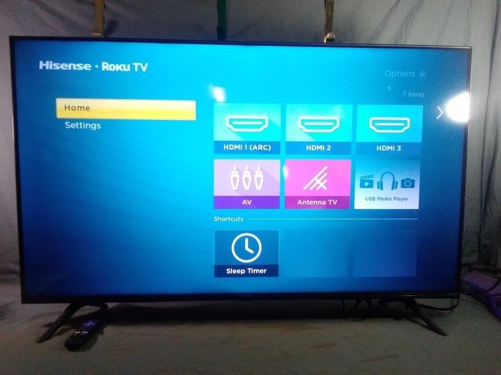 50" Hisense•Roku 4K TV with Remote Powers On