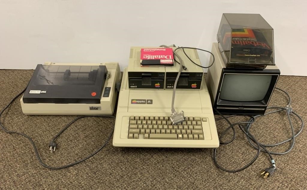 VTG Apple IIC computer bundle - Sanyo Monitor,