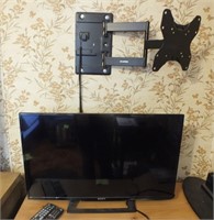 SONY FLAT SCREEN TV - 32" AND WALL MOUNT