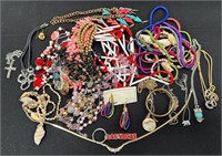 N - MIXED LOT OF COSTUME JEWELRY (P9)