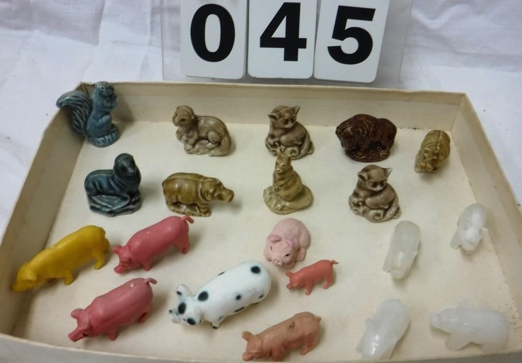 9 Wade England Figurines & 9 Miniature Pigs