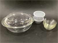 Pyrex Glass Bowl w/ Lid & (4) Small Pyrex Bowls