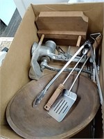 Group of assorted kitchen items