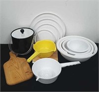 Plastic nesting bowls, plastic strainers, a
