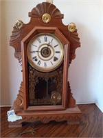 E. Ingraham Co. mantle/shelf clock with key