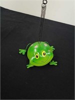 Bouncy little metal frog decor