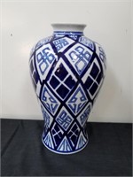 Very pretty new vase 12.5 in tall