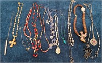 11 - LOT OF COSTUME JEWELRY NECKLACES (C226)