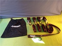 Husky racket straps and straps in a closeable