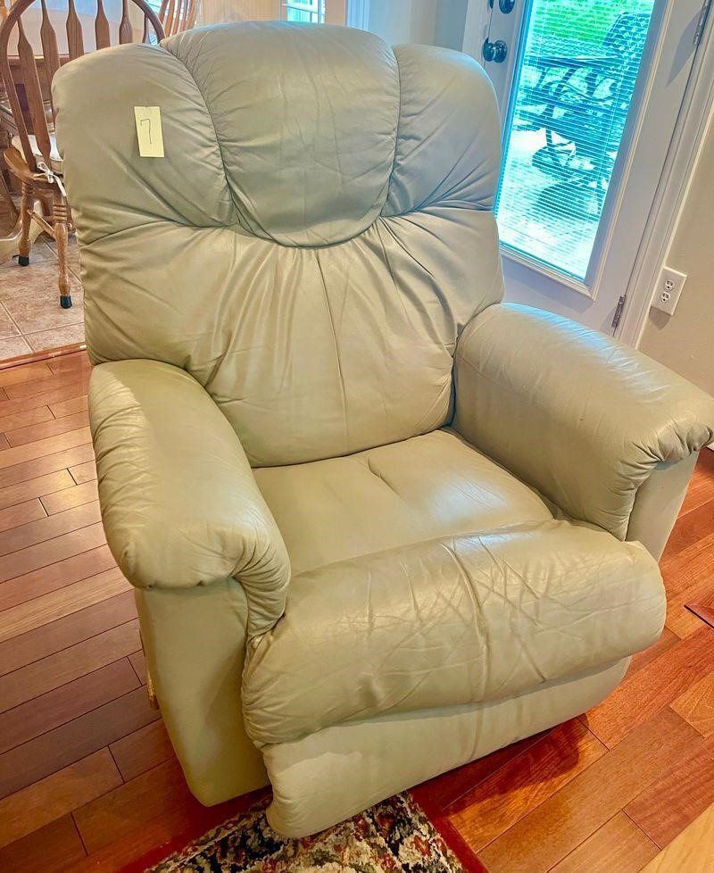 LEATHER BEIGE LAZYBOY RECLINER