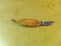 Tobacco leaf pocket knife
