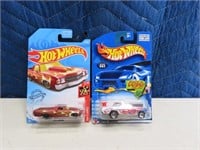 (2) on card Chevy Camaro Hotwheels Toy Cars