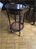 ROUND WOOD ACCENT TABLE