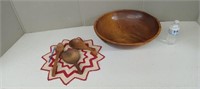LG.WOODEN SALAD BOWL, SPOONS & DOILY
