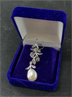 Sterling silver and freshwater pearl necklace, art