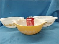 3 Pyrex Mixing Bowls same size different