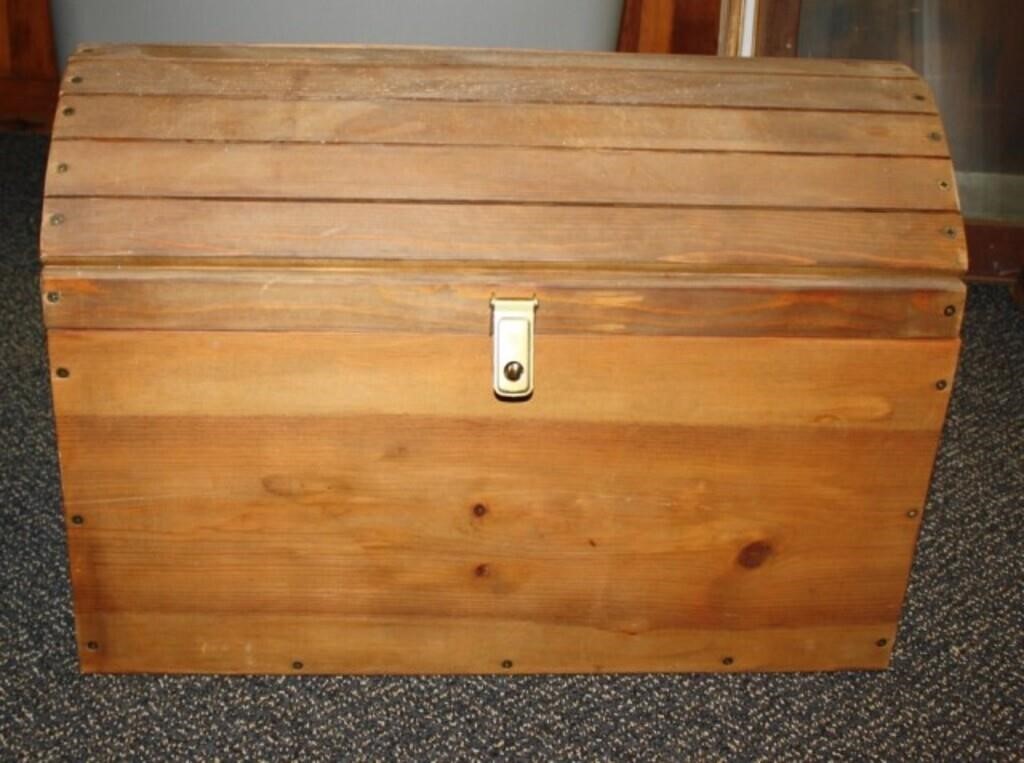 small wood trunk w/removable tray, 24" long