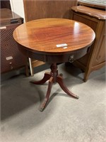 Round ClawFoot Oak/Mahogany Table.