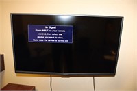 Insignia 40" Tv with remote and wall mount