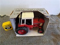 International 1586 tractor with cab, orig box