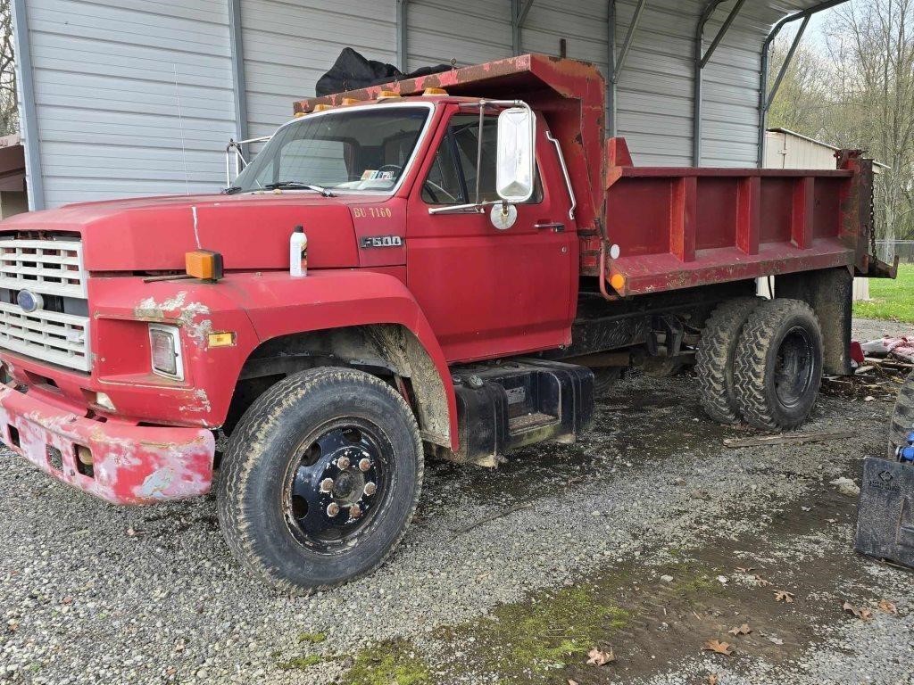 1990 Ford 5 ton dump truck, new carb,and rear