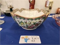 ANTIQUE CHINESE ROSE MEDALLION SCALLOPED BOWL
