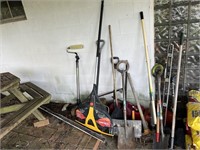 LARGE LOT OF LAWN AND GARDEN HAND TOOLS