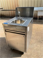 Qualserv portable sink with hot water