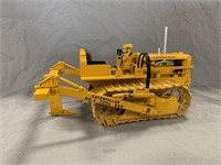 Caterpillar D2 Track-Type Tractor (1:16)