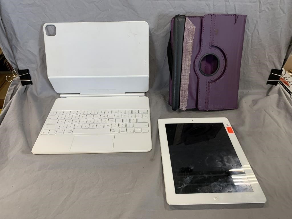 Apple Model A1460 iPad w/Case and Keyboard