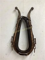 HORSE COLLAR AND WOODEN HAMES
