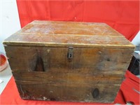 Antique wood shipping crate w/lid.