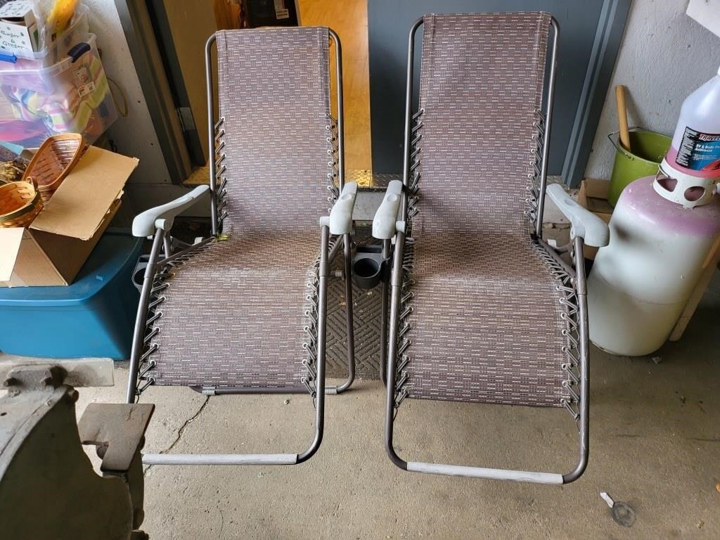 2 Gravity chairs
