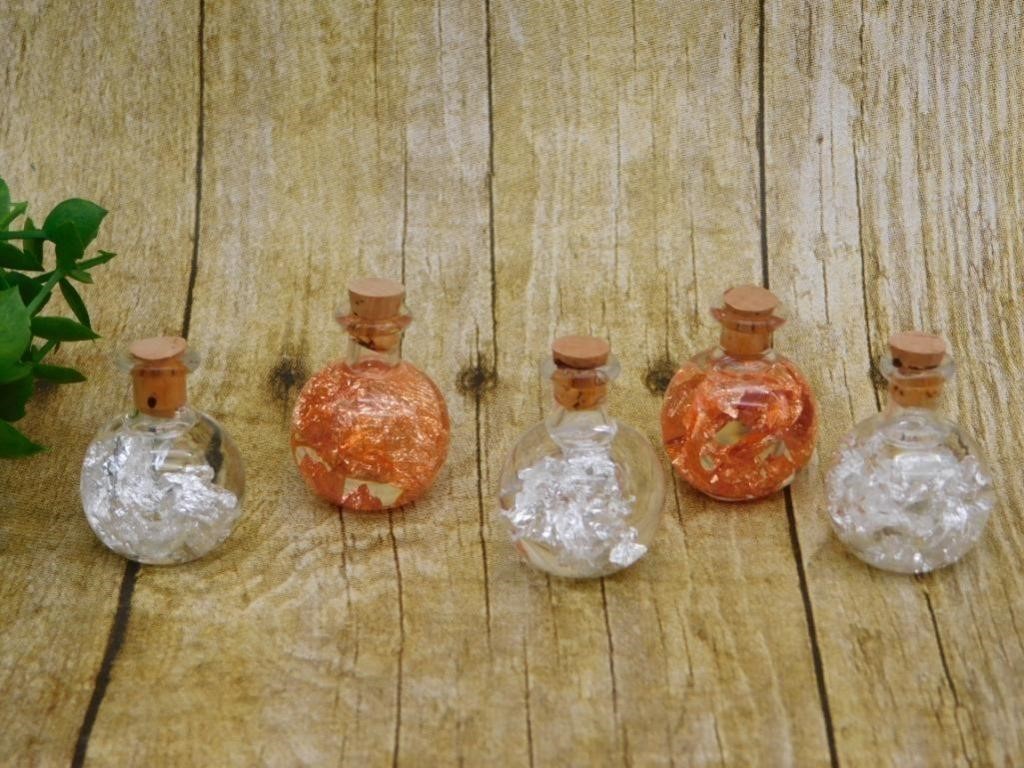 SILVER AND COPPER FLAKES IN BOTTLES ROCK STONE LAP