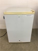 Frigidaire Small Refrigerator No Keys 19.75W x