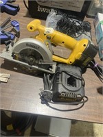 Dewalt saw with charger/battery