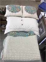 Beautiful 2-Sided Quilt with 3 Pillow Shams King