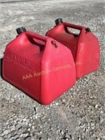 (2) Rubber Maid 5 gal plastic gas cans