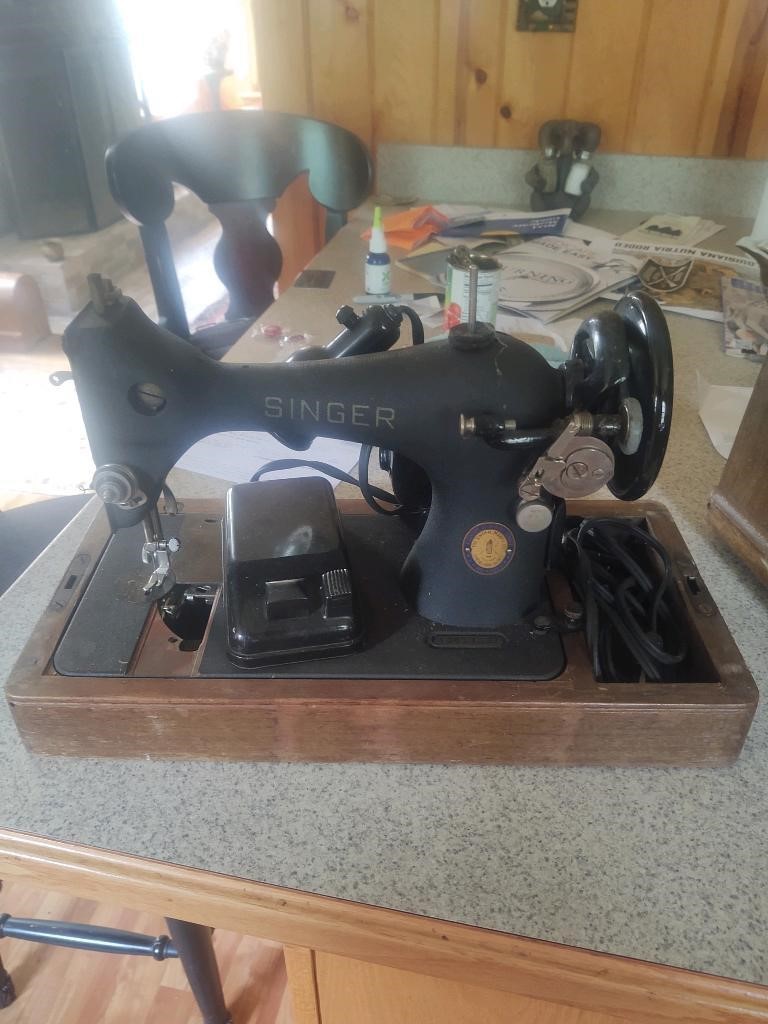 Vintage 1930's SINGER Sewing Machine with Org. Cas