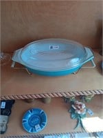 Pyrex glass covered dish w/ holder