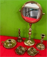 N - STAND MIRROR & BRASS CANDLE HOLDERS (P30)