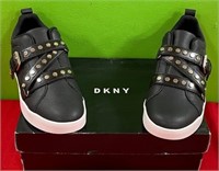 11 - PAIR OF DKNY SHOES SIZE 7 (P21)