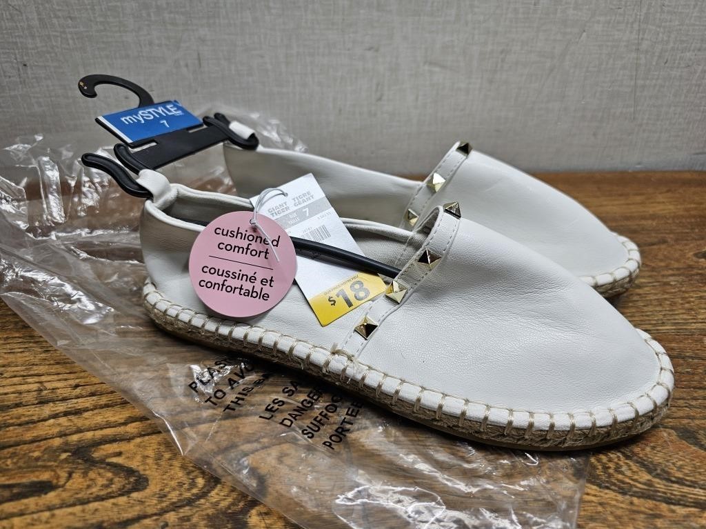 NEW Cushion Comfort Ladies Slip On Shoes Sz7 WHITE