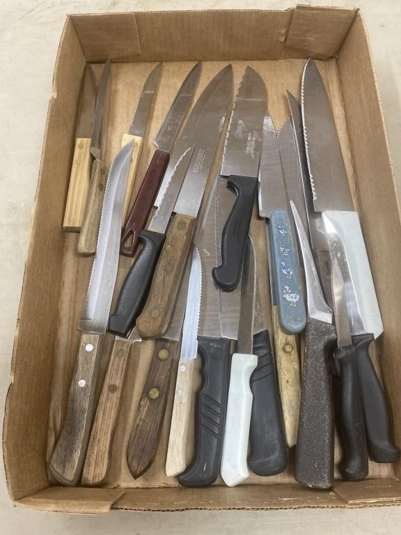 Tray Lot Containing Approximately 20 Knives