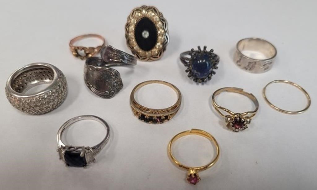 Assorted vintage rings