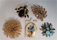 5 Vintage brooches, some signed
