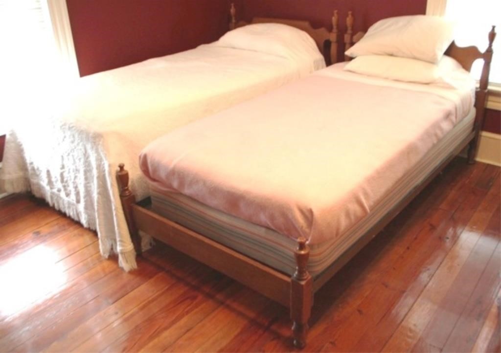 2 Twin Beds w/ Bedding - 41 x 38 x 77