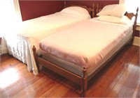 2 Twin Beds w/ Bedding - 41 x 38 x 77