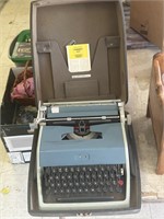 Olivetti Underwood Typewriter In Case